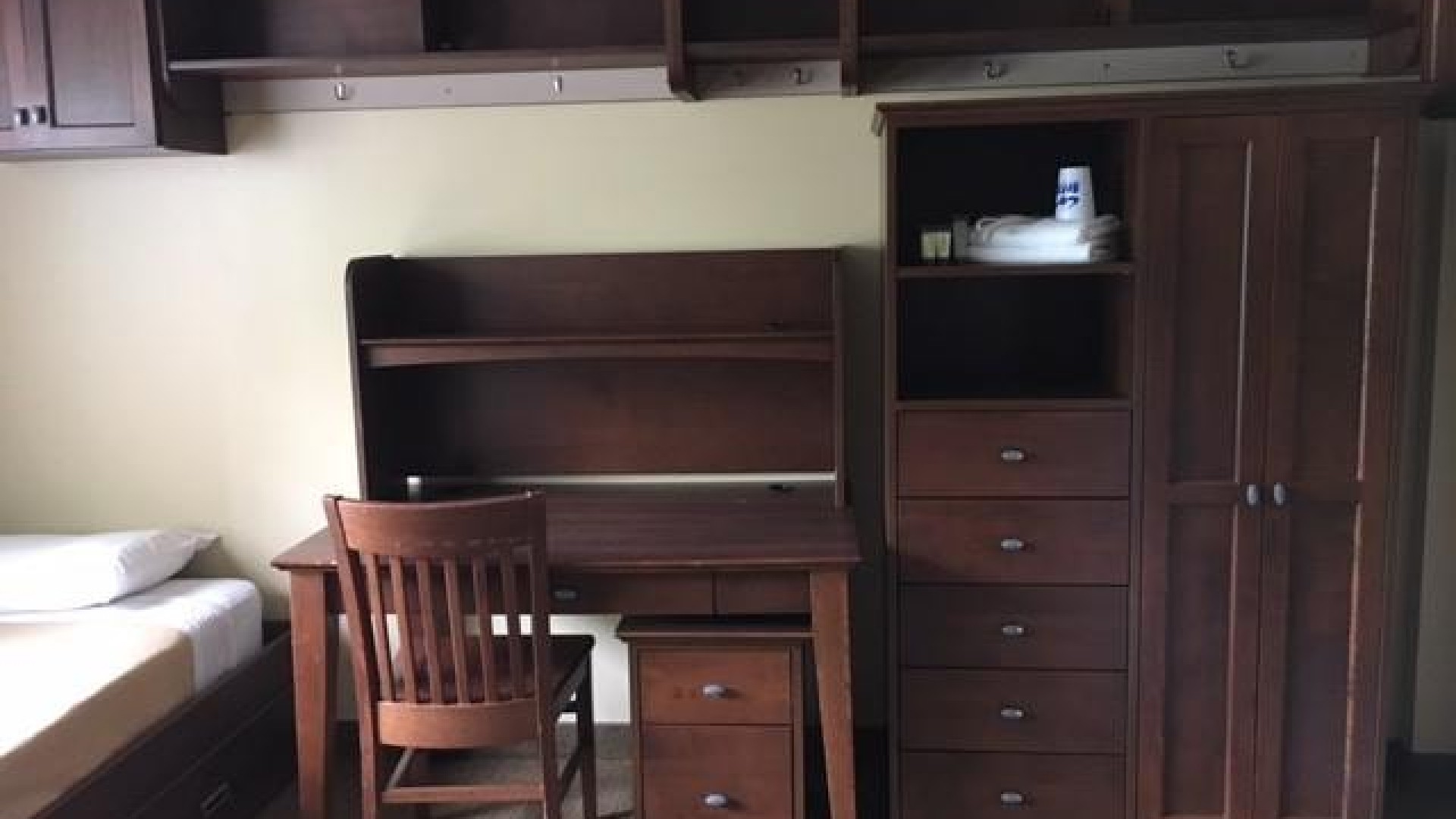 Double room with a desk and storage space