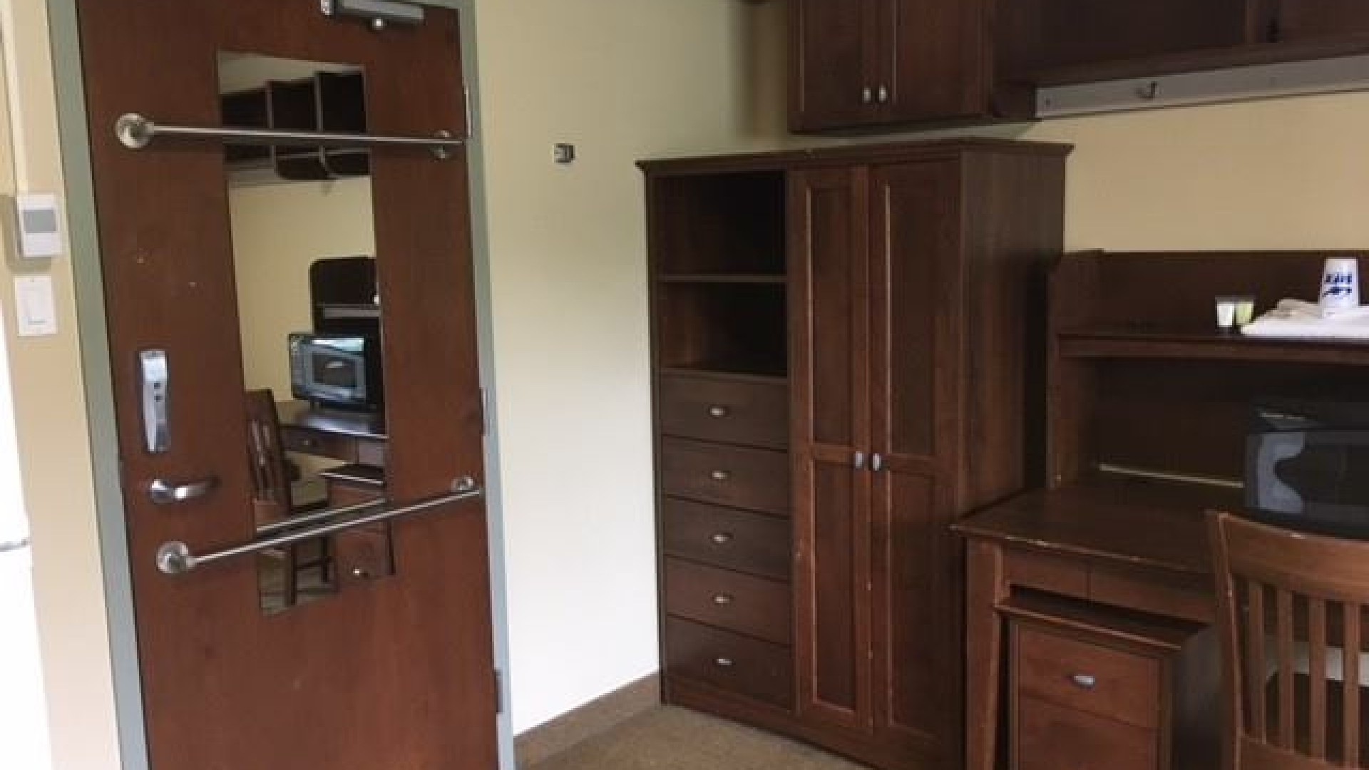 Double room entrance with a mirror on the door and storage space against the wall.