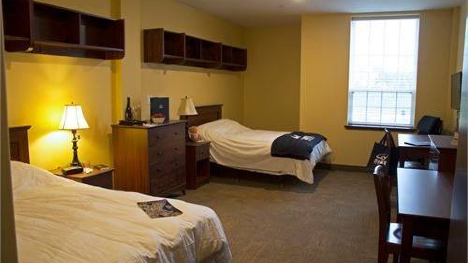 Double suite with two beds, desks and dressers 